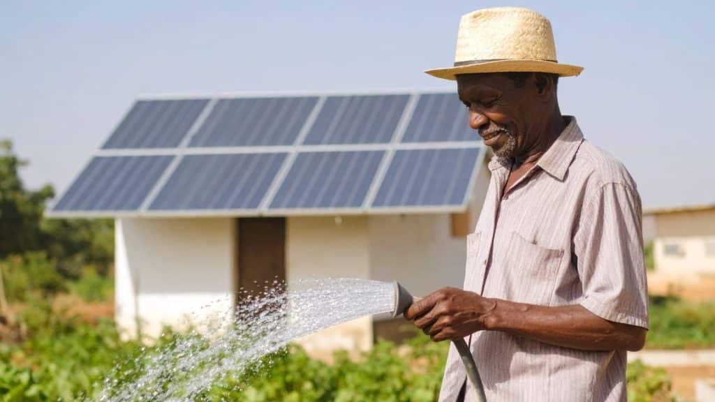 arrosage au jardin devant le chateau et les panneaux