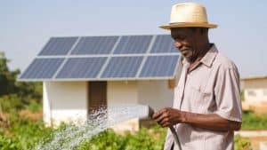 arrosage au jardin devant le chateau et les panneaux